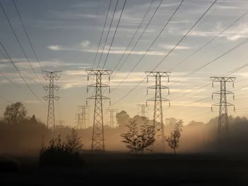 Vista de unas torres eléctricas al amanecer Vista de unas torres eléctricas al amanecer