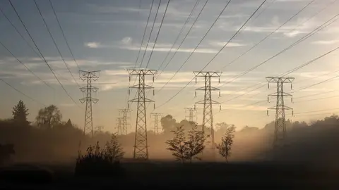 Vista de unas torres eléctricas al amanecer Vista de unas torres eléctricas al amanecer