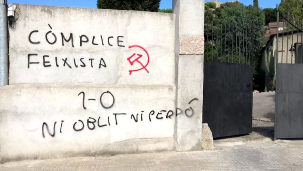 Denuncian la aparición de pintadas fascistas en la casa del alcalde del PSC de Roca del Vallès 