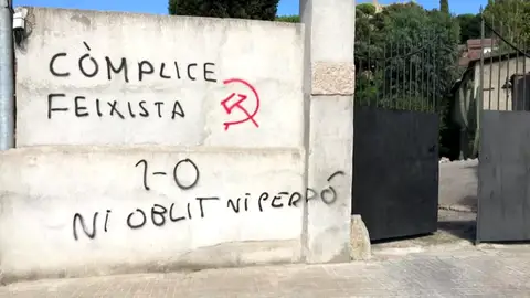 Denuncian la aparición de pintadas fascistas en la casa del alcalde del PSC de Roca del Vallès Denuncian la aparición de pintadas fascistas en la casa del alcalde del PSC de Roca del Vallès
