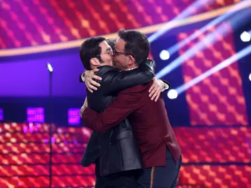 Jordi Coll seduce a Àngel Llàcer con su primer (y muy intenso) beso en 'Tu cara me suena' Jordi Coll seduce a Àngel Llàcer con su primer (y muy intenso) beso en 'Tu cara me suena'