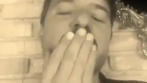 Coque Malla, irónico con Vox tras emplear sin permiso su canción 'No puedo vivir sin ti': "Me inclino a pensar que han abrazado la causa homosexual" Coque Malla, irónico con Vox tras emplear sin permiso su canción 'No puedo vivir sin ti': "Me inclino a pensar que han abrazado la causa homosexual"