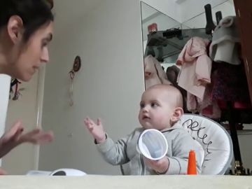 La 'conversación' entre una bebé de 15 meses y su madre se vuelve viral en las redes 