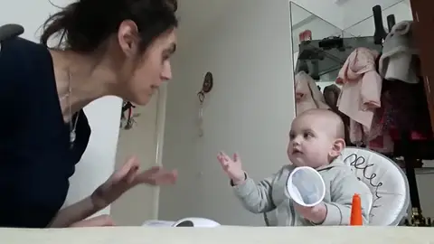 La 'conversación' entre una bebé de 15 meses y su madre se vuelve viral en las redes La 'conversación' entre una bebé de 15 meses y su madre se vuelve viral en las redes