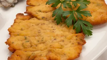 Filetes de pavo empanados con setas al roquefort.