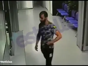 Archivada la causa de la mossa abatió al terrorista que asaltó la comisaría de Cornellà Archivada la causa de la mossa abatió al terrorista que asaltó la comisaría de Cornellà
