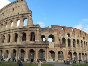Graban sus nombres en las paredes del Coliseo de Roma