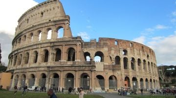 Graban sus nombres en las paredes del Coliseo de Roma