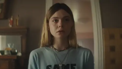 Elle Fanning en 'We are alone now' Elle Fanning en 'We are alone now'