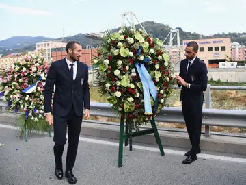 Chiellini y Bonucci dejan una corona de flores en recuerdo a las víctimas de la tragedia de Génova Chiellini y Bonucci dejan una corona de flores en recuerdo a las víctimas de la tragedia de Génova