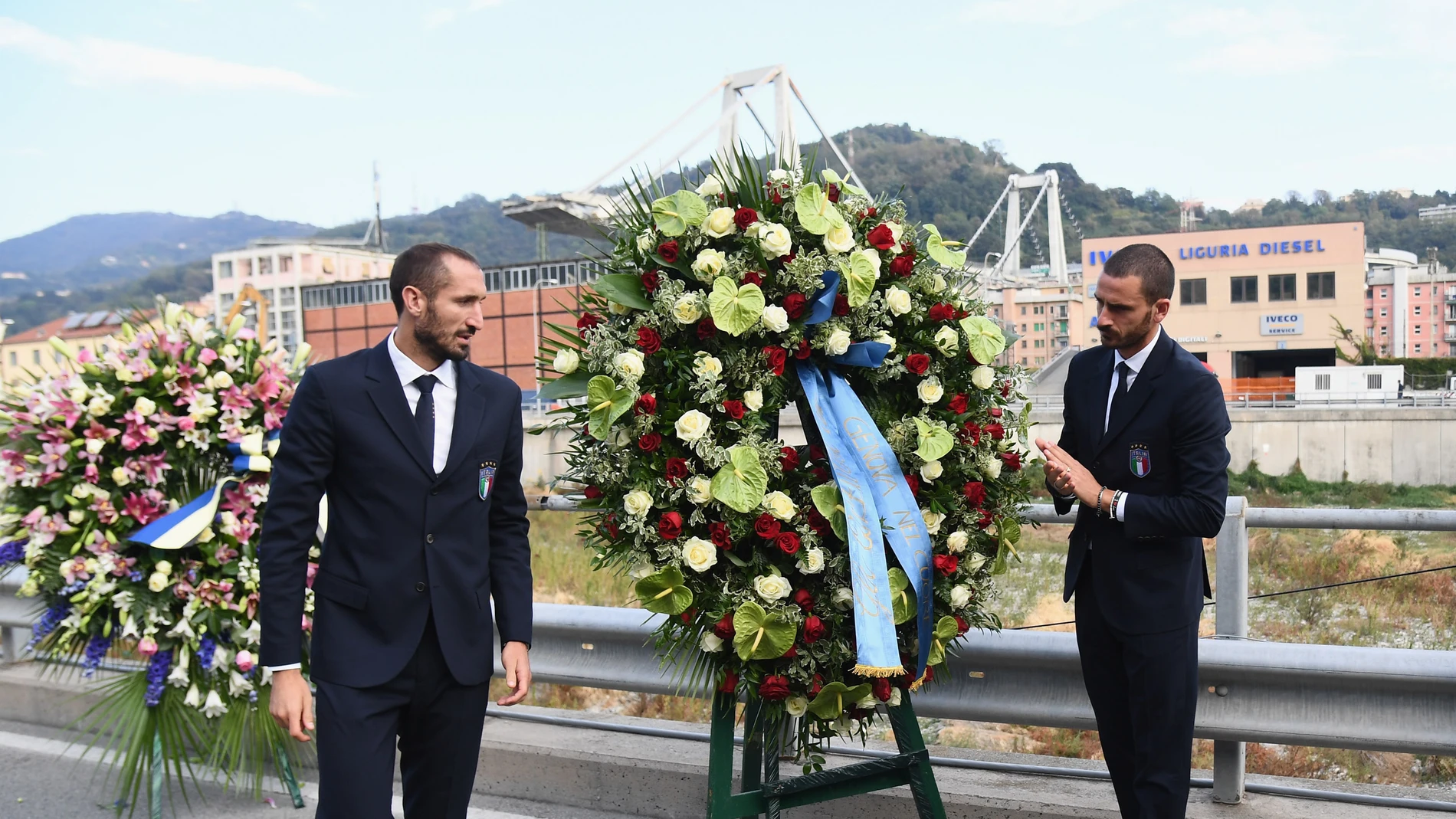 Chiellini y Bonucci dejan una corona de flores en recuerdo a las víctimas de la tragedia de Génova Chiellini y Bonucci dejan una corona de flores en recuerdo a las víctimas de la tragedia de Génova