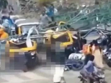 El derrumbe de una valla publicitaria sobre decenas de conductores deja cuatro muertos El derrumbe de una valla publicitaria sobre decenas de conductores deja cuatro muertos