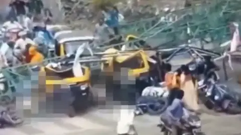 El derrumbe de una valla publicitaria sobre decenas de conductores deja cuatro muertos El derrumbe de una valla publicitaria sobre decenas de conductores deja cuatro muertos