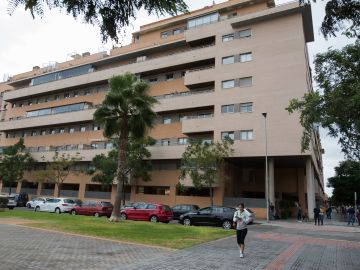 Vista general del edificio de Málaga capital donde esta mañana han fallecido una niña de 6 años y un hombre