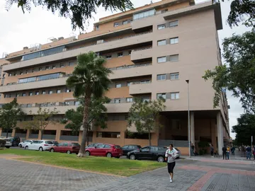 Vista general del edificio de Málaga capital donde esta mañana han fallecido una niña de 6 años y un hombre Vista general del edificio de Málaga capital donde esta mañana han fallecido una niña de 6 años y un hombre