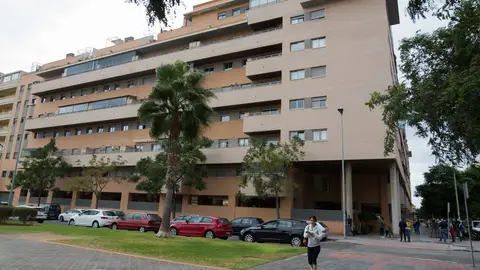 Vista general del edificio de Málaga capital donde esta mañana han fallecido una niña de 6 años y un hombre Vista general del edificio de Málaga capital donde esta mañana han fallecido una niña de 6 años y un hombre