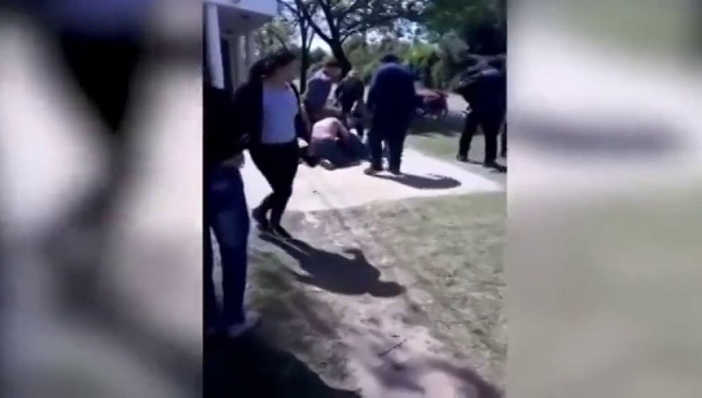 Las madres de unos niños de preescolar acaban a golpes en el patio tras una discusión iniciada en un grupo de Facebook