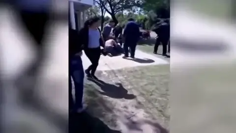 Las madres de unos niños de preescolar acaban a golpes en el patio tras una discusión iniciada en un grupo de Facebook Las madres de unos niños de preescolar acaban a golpes en el patio tras una discusión iniciada en un grupo de Facebook