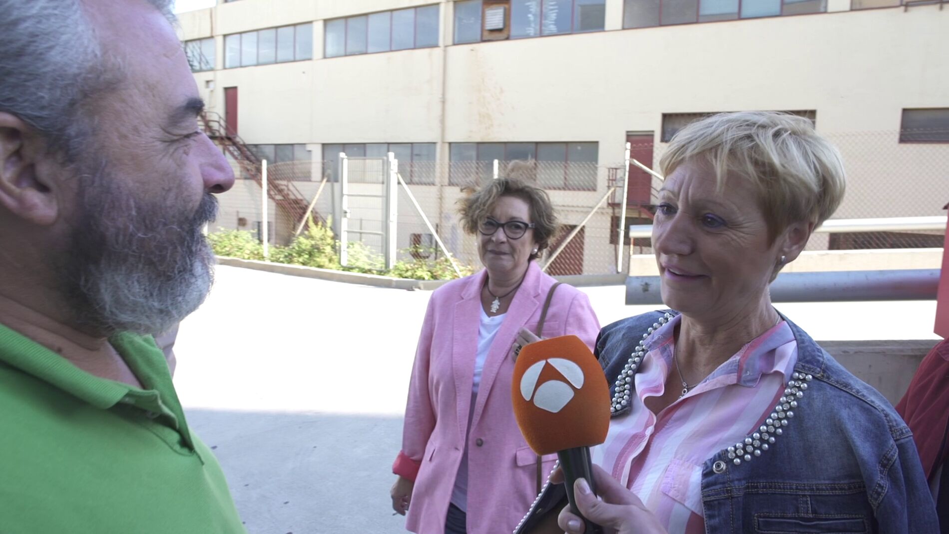 Los fans de 'Los Lobos' esperan al equipo a las puertas de '&iexcl;Boom!