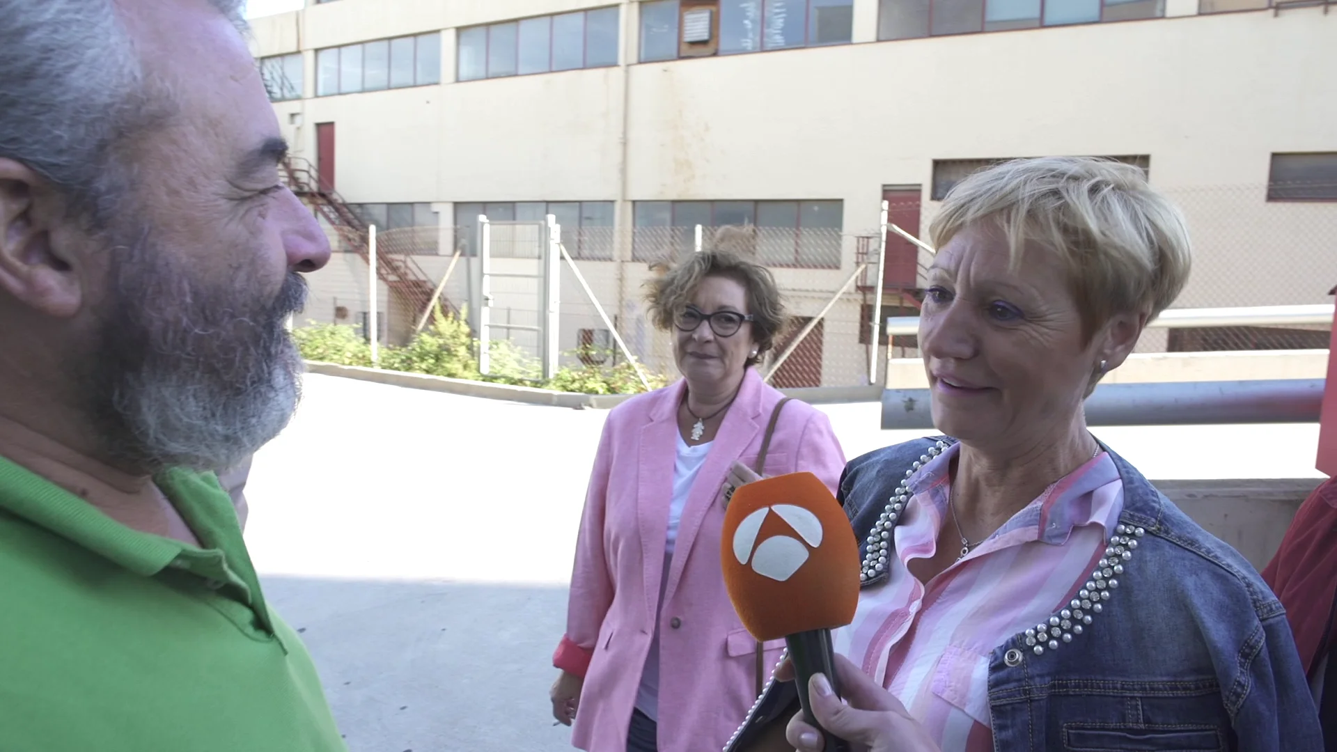 Los fans de 'Los Lobos' esperan al equipo a las puertas de '¡Boom!