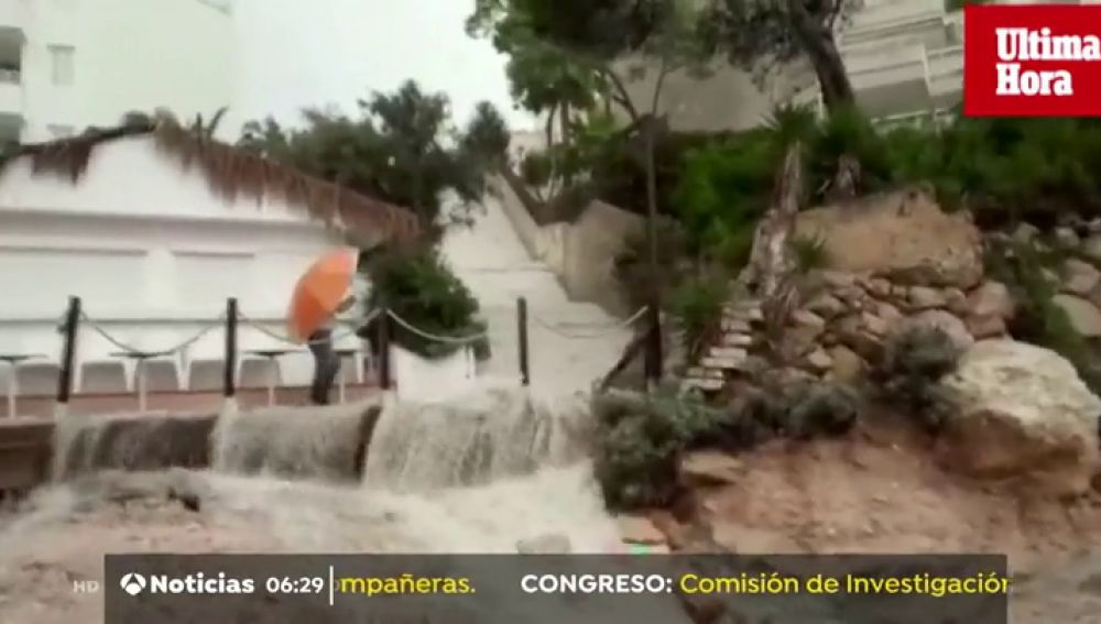 Una fuerte tromba de agua sorprende a los vecinos de Cala Blanca, Mallorca