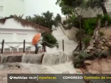 Una fuerte tromba de agua sorprende a los vecinos de Cala Blanca, Mallorca