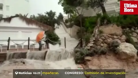 Una fuerte tromba de agua sorprende a los vecinos de Cala Blanca, Mallorca Una fuerte tromba de agua sorprende a los vecinos de Cala Blanca, Mallorca