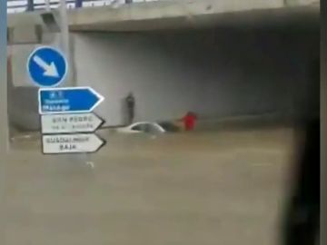 Atascados en un paso subterráneo inundado en Marbella