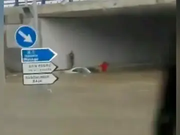 Atascados en un paso subterráneo inundado en Marbella Atascados en un paso subterráneo inundado en Marbella