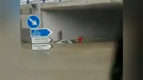 Atascados en un paso subterráneo inundado en Marbella Atascados en un paso subterráneo inundado en Marbella