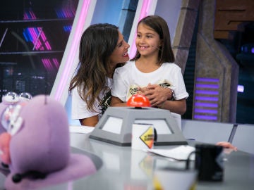 Nuria Roca recibe la visita sorpresa de su hija Olivia en 'El Hormiguero 3.0'