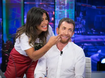Nuria Roca desvela en 'El Hormiguero 3.0' que Pablo Motos no se tiñe, pero sí se pinta la barba Nuria Roca desvela en 'El Hormiguero 3.0' que Pablo Motos no se tiñe, pero sí se pinta la barba