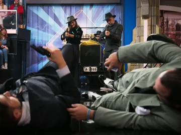 El homenaje de 'El Hormiguero 3.0' al cine negro en el que ruedan una escena al revés El homenaje de 'El Hormiguero 3.0' al cine negro en el que ruedan una escena al revés