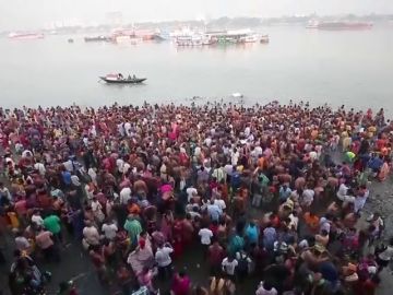 Hindúes se sumergen en el río Ganges en honor a la diosa de múltiples brazos