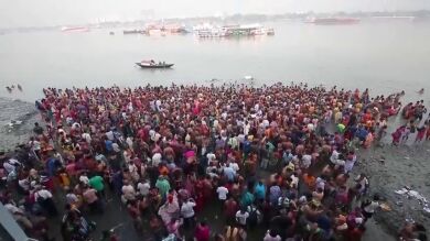 Hindúes se sumergen en el río Ganges en honor a la diosa de múltiples brazos