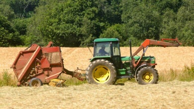 Muere una niña de tres años al volcar el tractor en el que viajaba con su padre