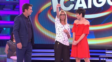 Dos personajes famosos acompañan a una de las concursantes a '¡Ahora Caigo!'