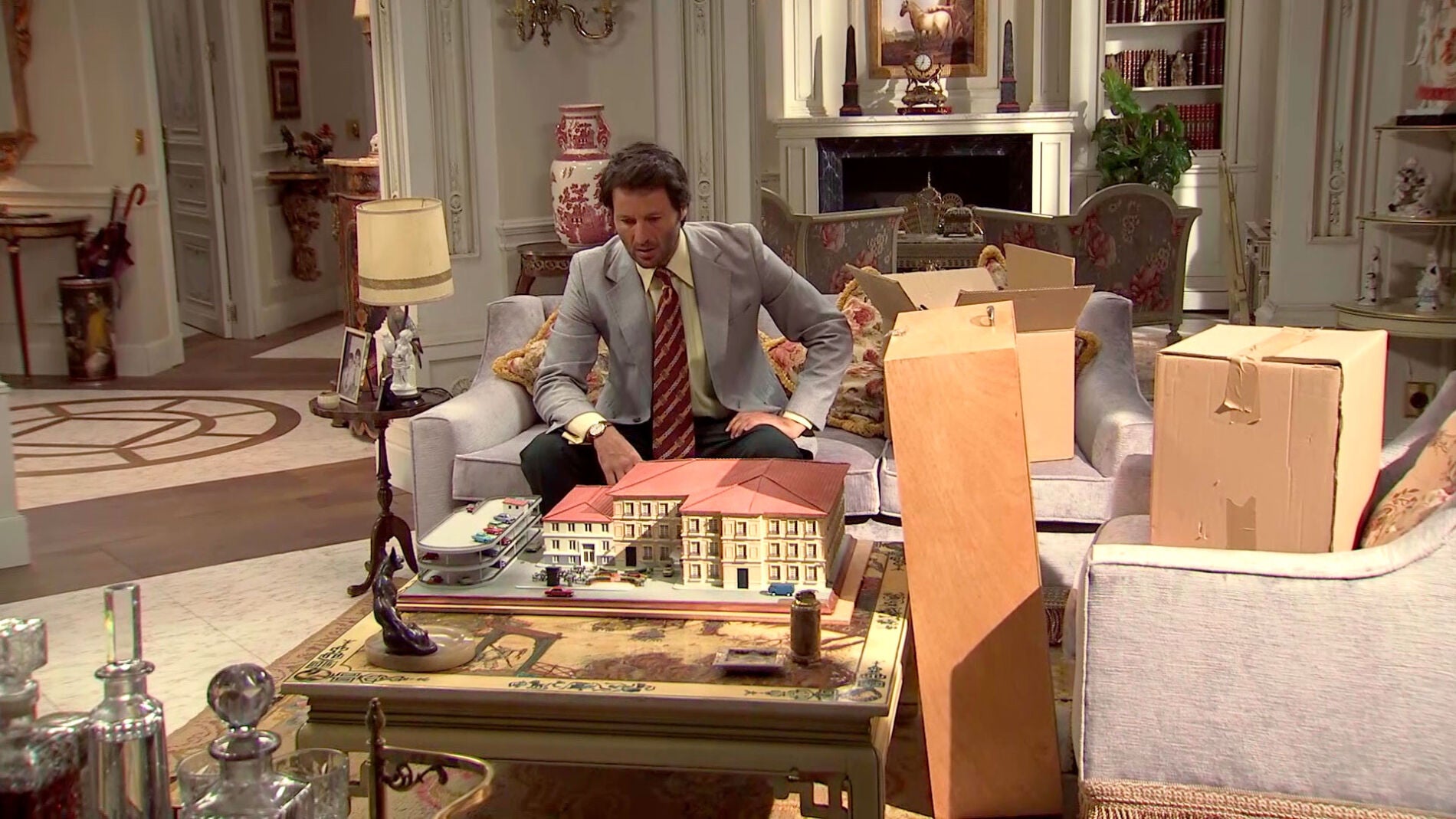 Gabriel descubre la maqueta de la Plaza de los Frutos e intenta frenar la venta del King's