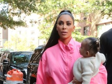 Kim Kardashian junto a su hija Chicago y su hijo Saint