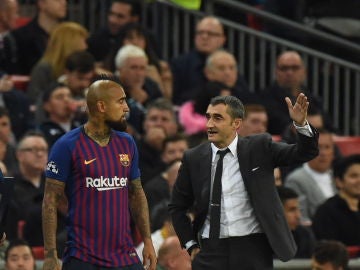 Valverde da instrucciones a Arturo Vidal durante un partido