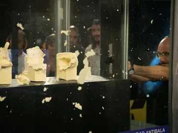 Michelle Jenner y Luis Tosar alucinan con el disparo curvado de Marron en 'El Hormiguero 3.0' Michelle Jenner y Luis Tosar alucinan con el disparo curvado de Marron en 'El Hormiguero 3.0'