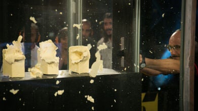 Michelle Jenner y Luis Tosar alucinan con el disparo curvado de Marron en 'El Hormiguero 3.0'