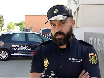 Rescatan a un anciano que llevaba cuatro días sin comer ni beber tras sufrir un ictus y caer al suelo en su casa Rescatan a un anciano que llevaba cuatro días sin comer ni beber tras sufrir un ictus y caer al suelo en su casa