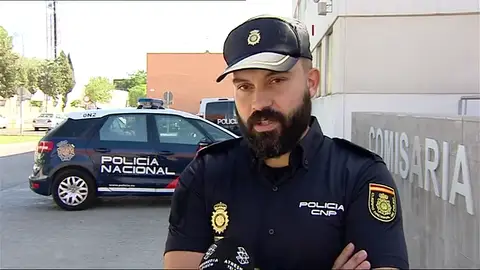 Rescatan a un anciano que llevaba cuatro días sin comer ni beber tras sufrir un ictus y caer al suelo en su casa Rescatan a un anciano que llevaba cuatro días sin comer ni beber tras sufrir un ictus y caer al suelo en su casa