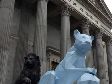 Una leona de cartón, en la puerta del Congreso Una leona de cartón, en la puerta del Congreso