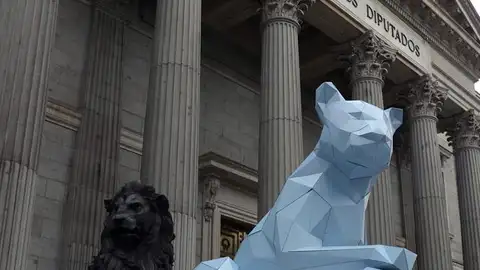 Una leona de cartón, en la puerta del Congreso Una leona de cartón, en la puerta del Congreso