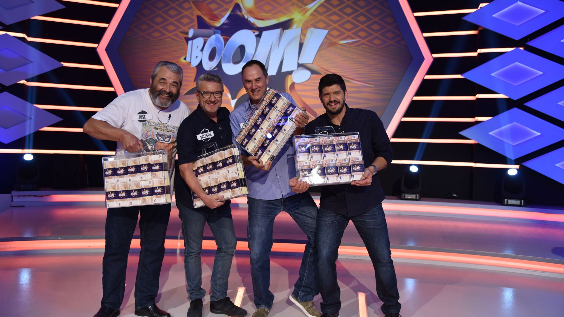 '&iexcl;Boom!' reconoce la entrega absoluta de 'Los Lobos' obsequi&aacute;ndoles con parte del dinero acumulado