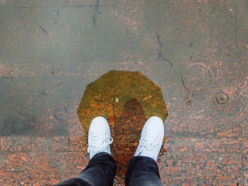 Zapatillas bajo la lluvia