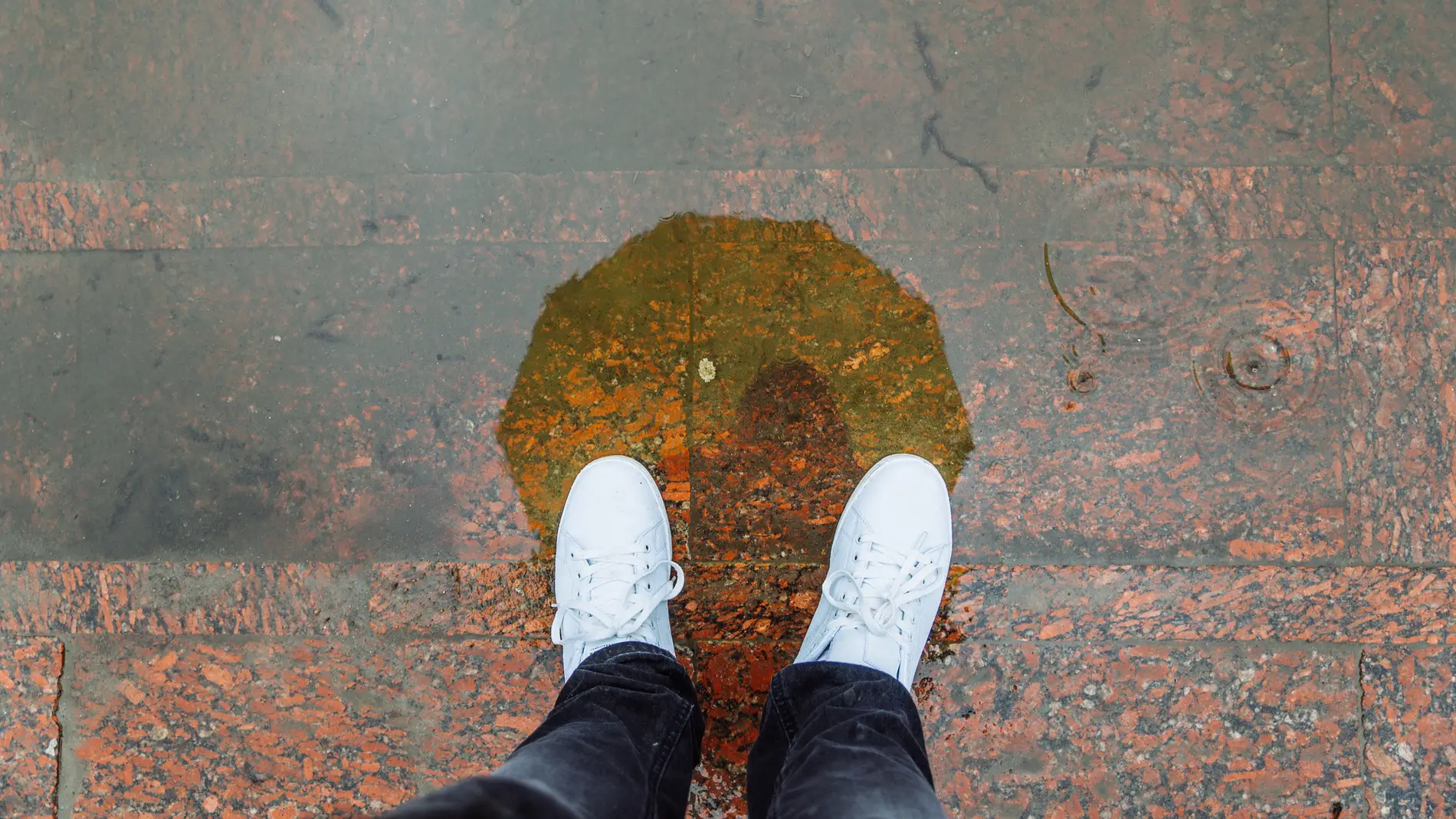Zapatillas bajo la lluvia
