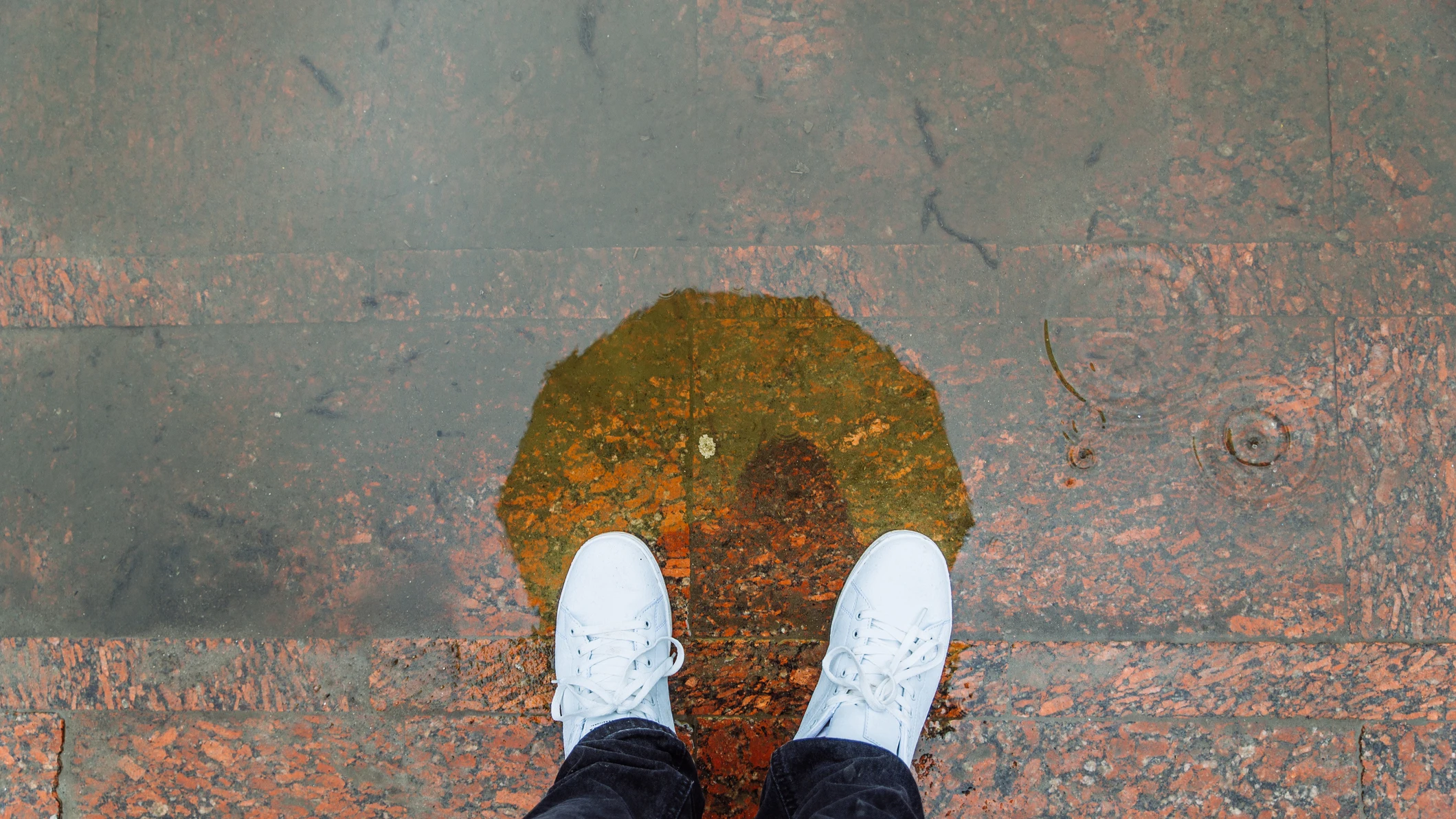 Zapatillas bajo la lluvia